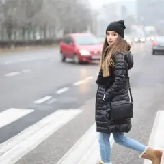 Stylowe i uniwersalne inspiracje na zimowe stylizacje z czarną kurtką