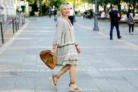 Stylizacje espadryli na koturnie - jak je nosić i jakie dodatki wybrać