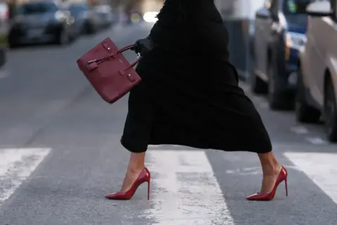 Czerwone szpilki stylizacje na wesele – elegancja i odwaga w jednym zestawieniu