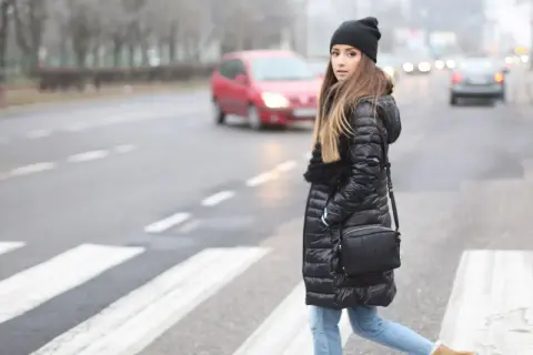 Stylowe i uniwersalne inspiracje na zimowe stylizacje z czarną kurtką