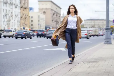 Stylizacja granatowe spodnie: idealne pomysły na eleganckie i casualowe zestawy
