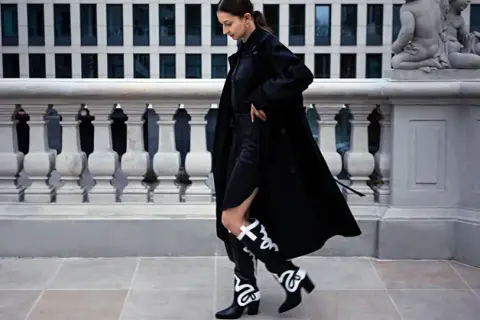 Czarne płaszcze oversize – inspirujące stylizacje na każdą okazję