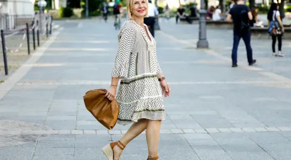 Stylizacje espadryli na koturnie - jak je nosić i jakie dodatki wybrać