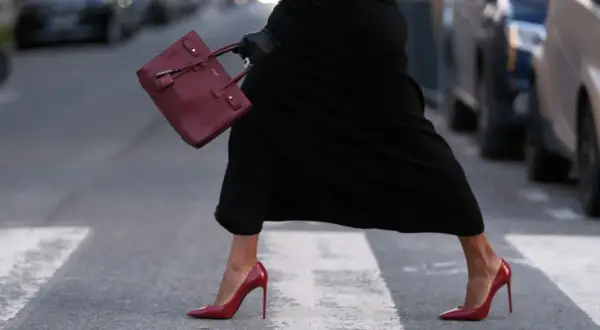 Czerwone szpilki stylizacje na wesele – elegancja i odwaga w jednym zestawieniu