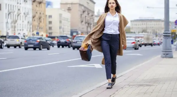 Stylizacja granatowe spodnie: idealne pomysły na eleganckie i casualowe zestawy