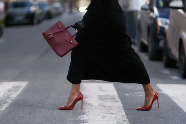 Czerwone szpilki stylizacje na wesele – elegancja i odwaga w jednym zestawieniu