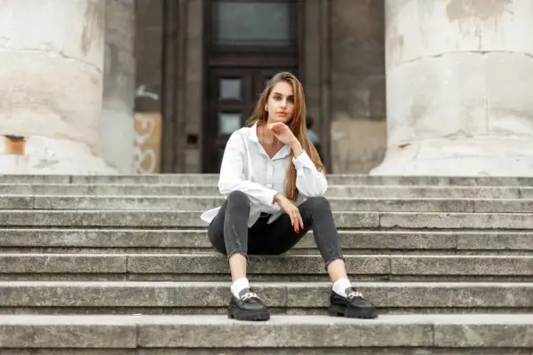 Najlepsze buty do szarych spodni damskich na każdą okazję i stylizację